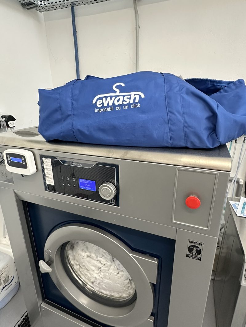 Mașină profesională de curățare ecologică în atelierul eWash Cluj-Napoca
