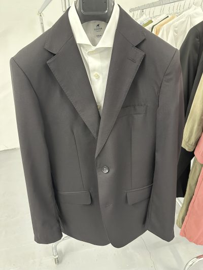 După: Costum negru curățat și pregătit pentru eveniment