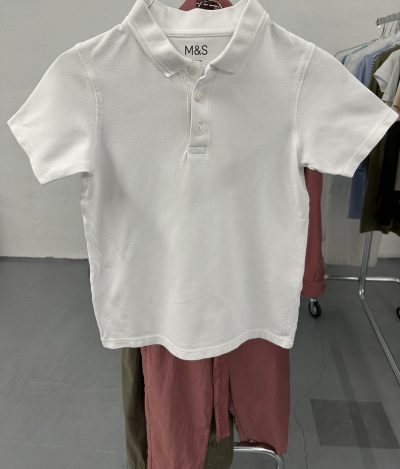 După: Tricou alb de copil — pată violet îndepărtată