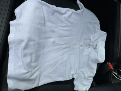 Înainte: Tricou alb de copil — pată violet îndepărtată
