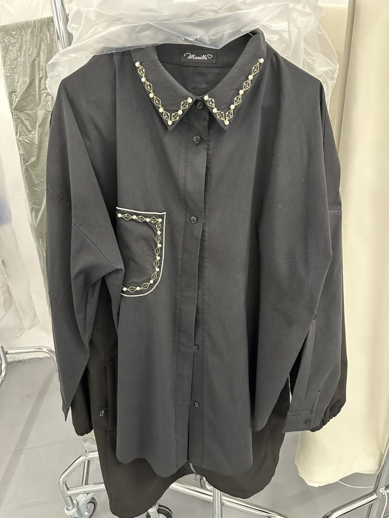 Cămașă cu broderie delicată curatată profesional