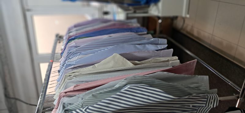 Cămăși călcate pe presă profesională, pregătite pentru livrare la eWash Cluj-Napoca