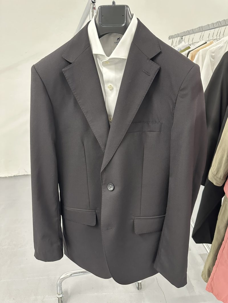 Costum bărbătesc negru curățat profesional la eWash Cluj-Napoca