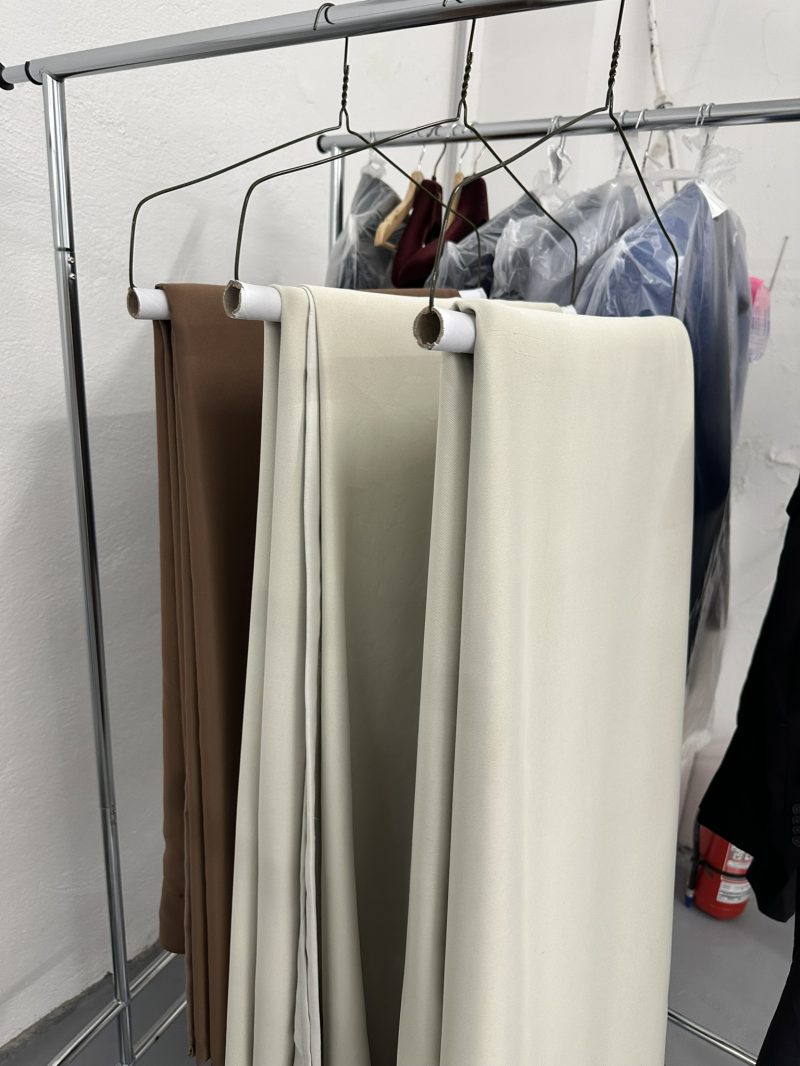 Draperii curățate și pregătite pe stender în atelierul eWash Cluj-Napoca