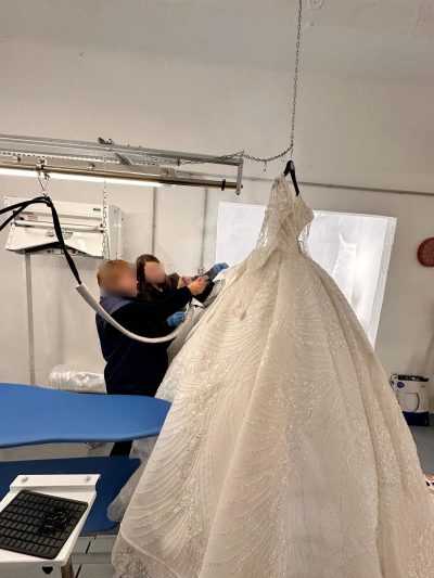 Înainte: Rochie de mireasă curățată și restaurată